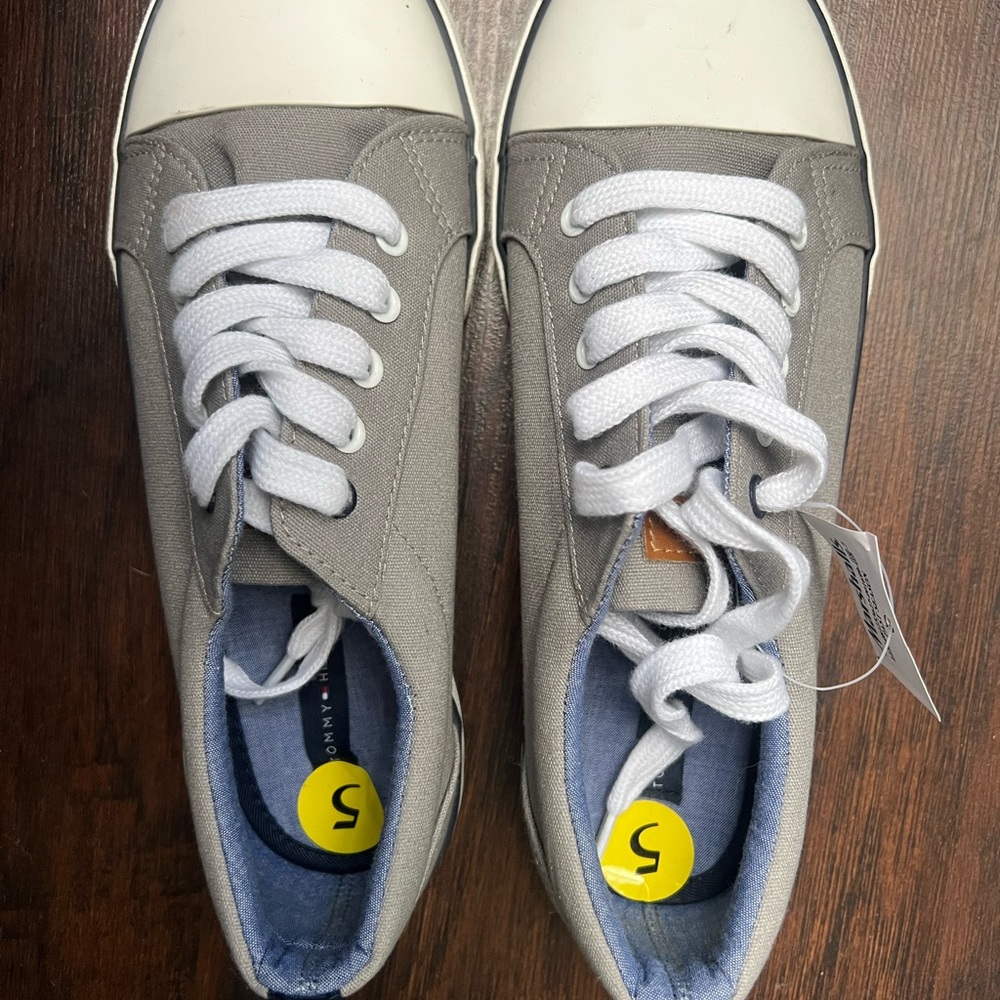 Tommy Hilfiger snickers